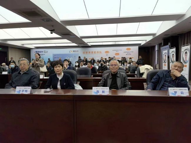 马提奥•布兰科（Lluís Homar 饰）曾是一位风光无穷的片子导演，在遭受车祸掉明后，他更名哈瑞•凯恩，以编剧的身份过着安静的糊口。2008年的一天，名叫雷（Rubén Ochandiano 饰）的青年造访哈瑞，雷对一部片子的假想再次开启哈瑞封闭已久的记忆年夜门。                                  　　1994年，马提奥正在筹拍新片，斑斓女孩莱娜（佩内洛普•克鲁兹 Penélope Cruz 饰）